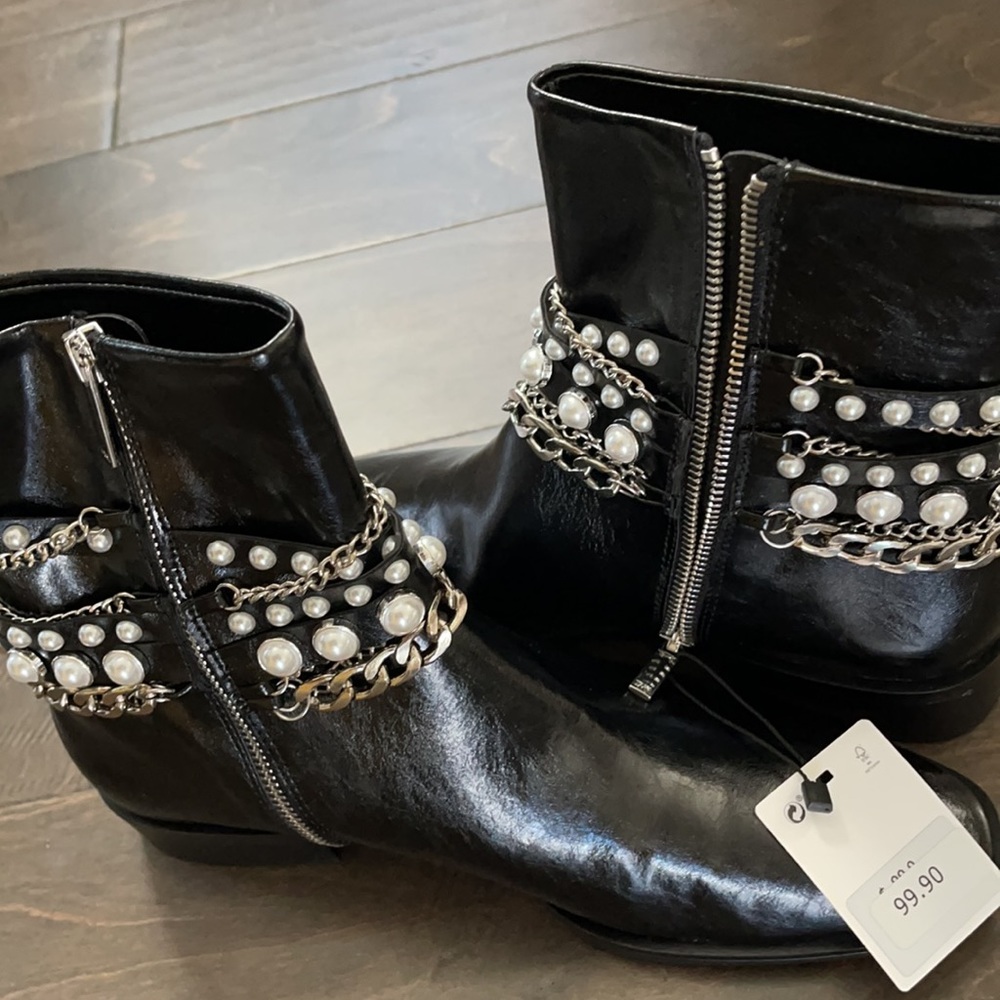 ZARA- Low heel pearl chain boot